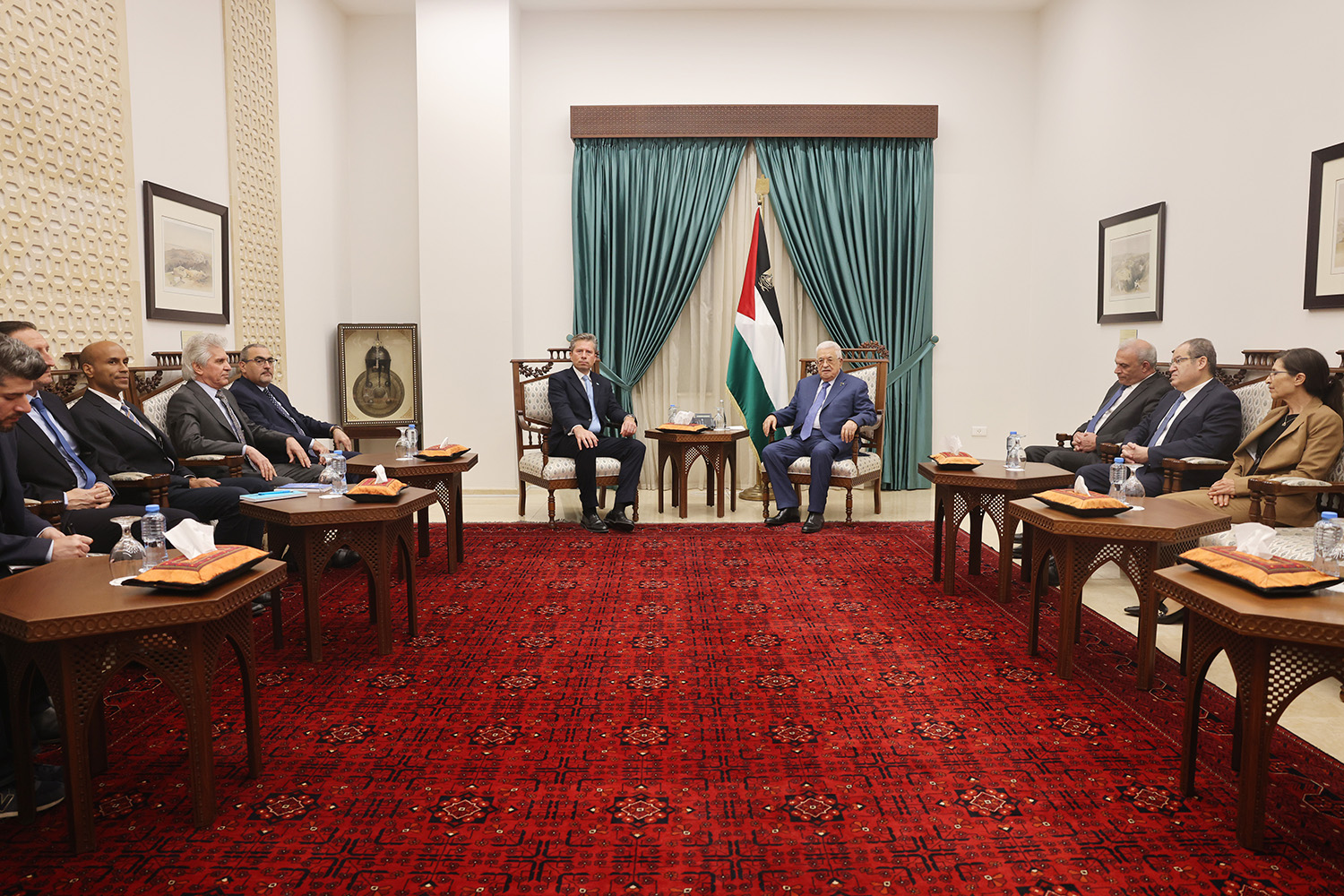 الرئيس محمود عباس خلال استقباله وكيل الأمين العام للأمم المتحدة للشؤون الإنسانية توم فليتشر (تصوير: ثائر غنايم)